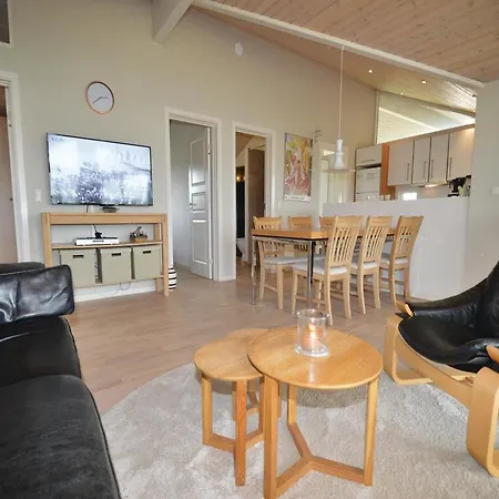 Three-bedroom Holiday In Rødby